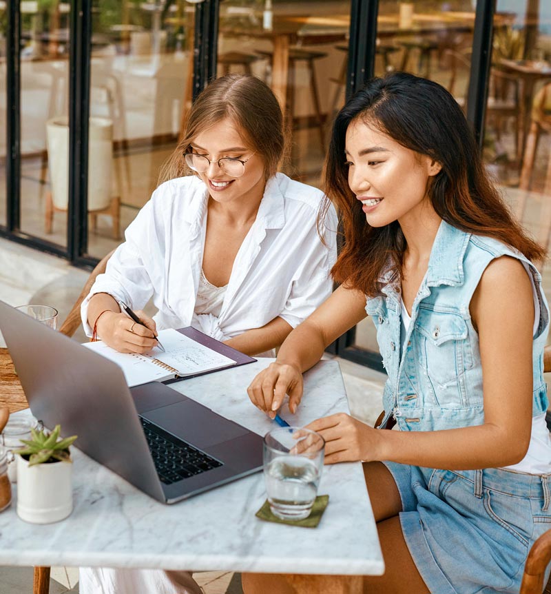 Frauen am Laptop im Restaurant