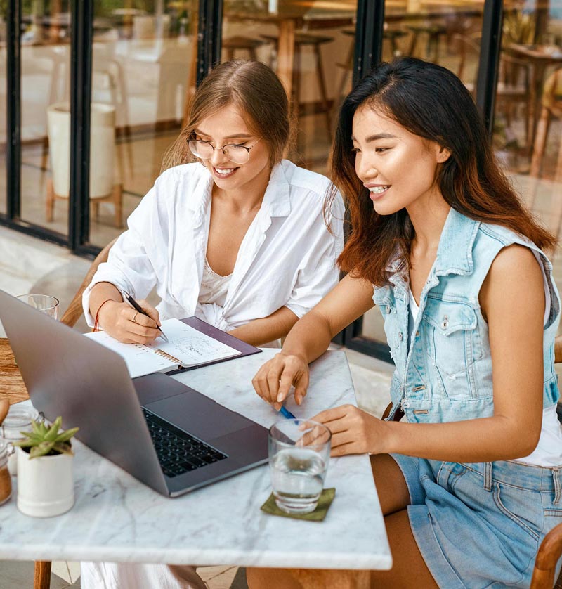 woman at the laptop in the restaurant